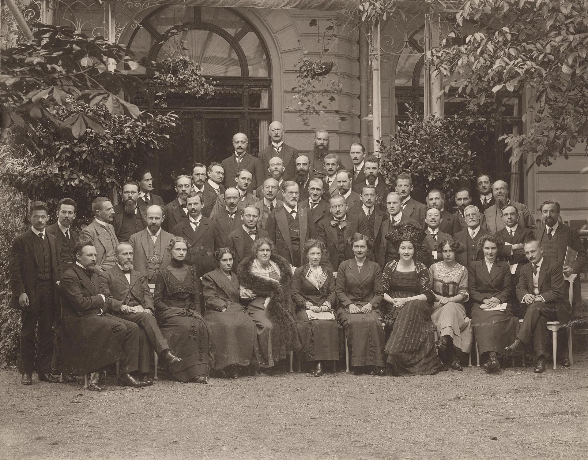 Congrès de Weimar, 1911. Emma Jung est la cinquième en partant de la droite, au premier rang.