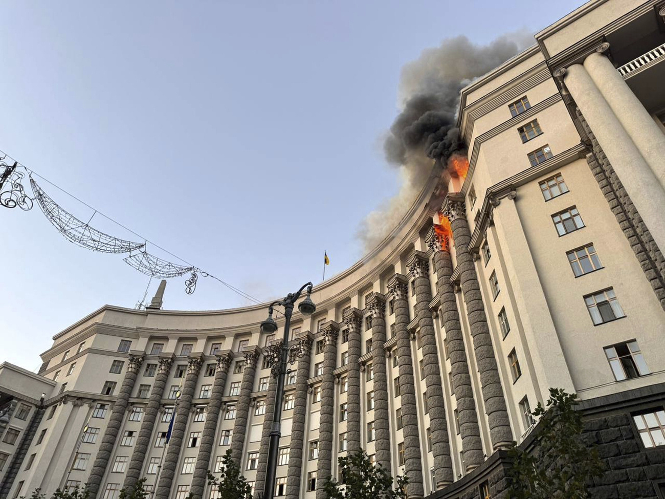 Впервые с начала российского полномасштабного вторжения удары пришлись и по правительственному кварталу Киева, «сердцу политической жизни Украины».