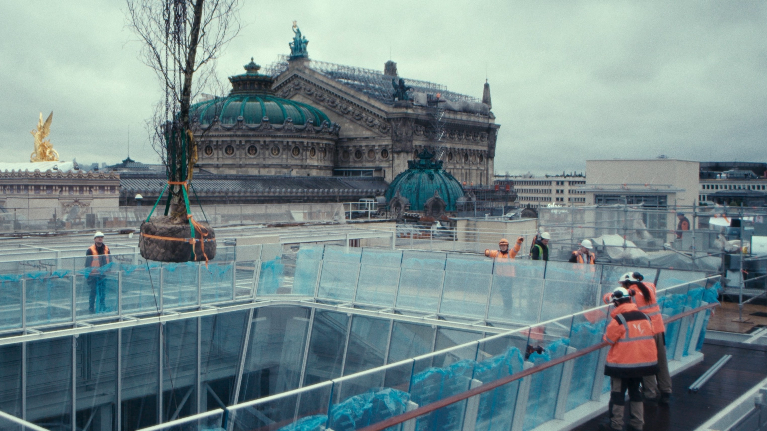 Blick auf eine grosse Baustelle mit viel Glas