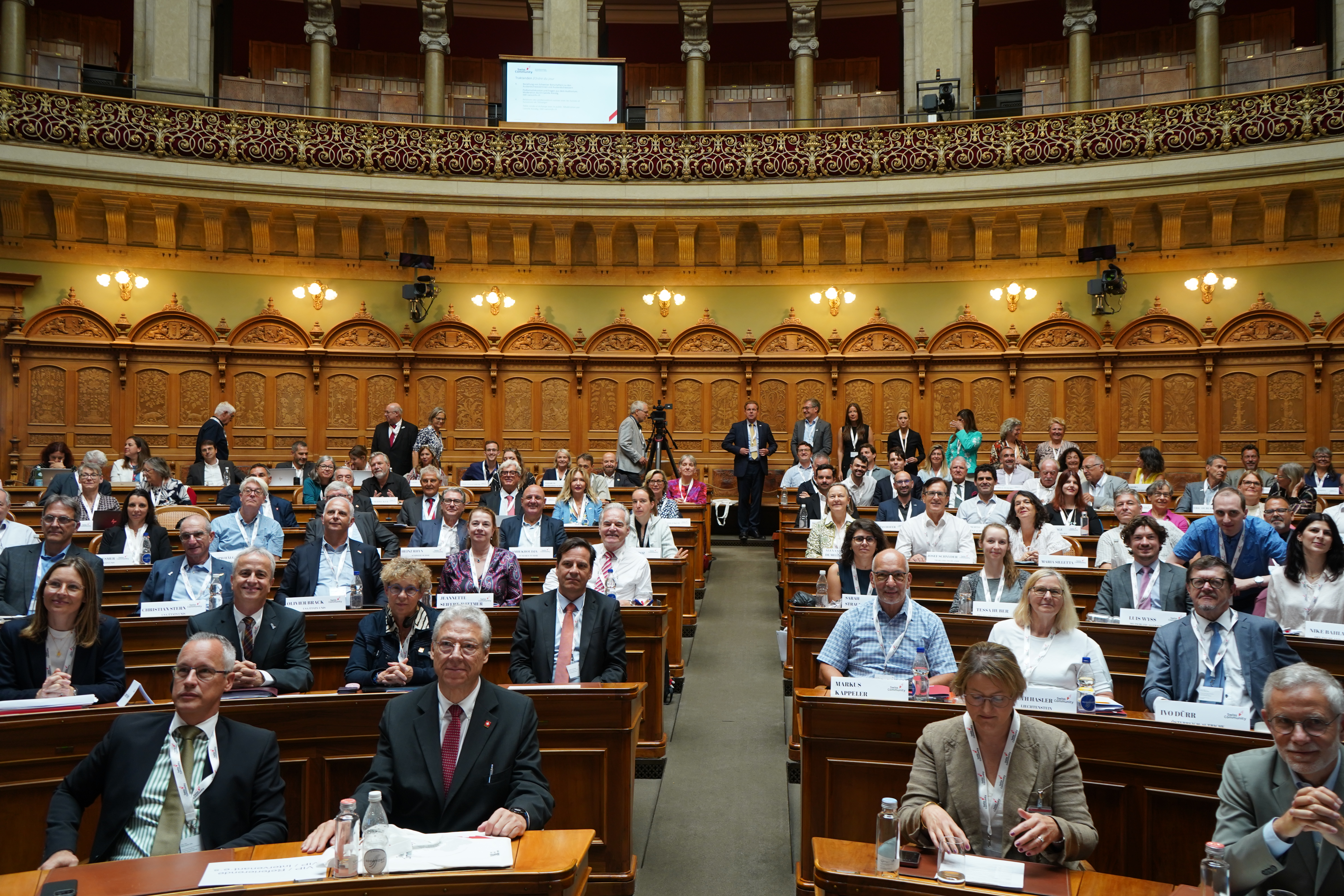 Pessoas sentadas no Parlamento suíço