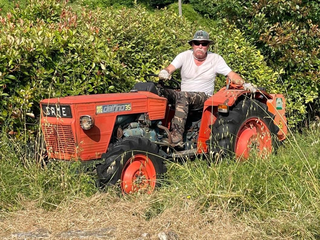 Ein Mann auf eine ^m Traktor