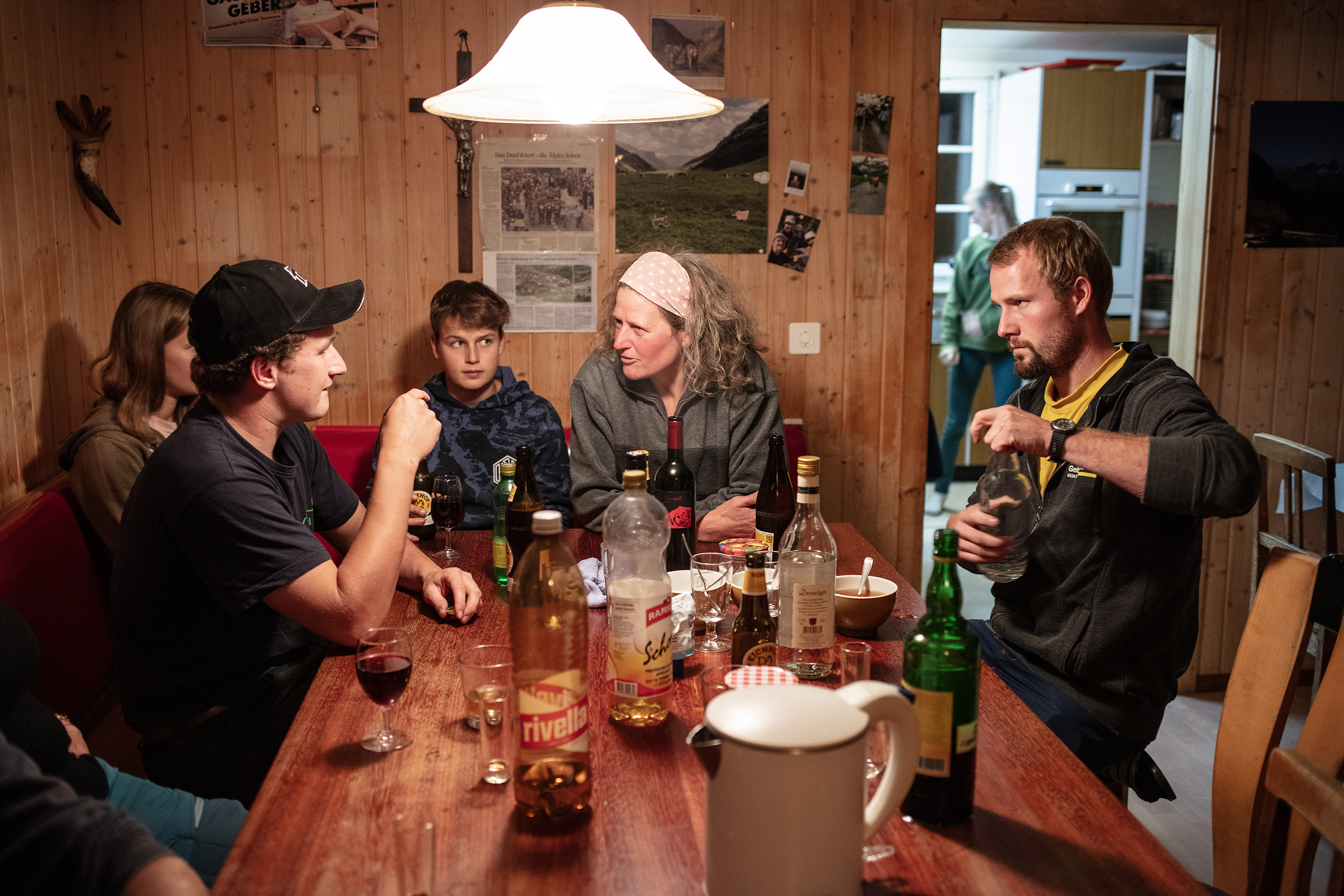 gruppo di persone attorno a un tavolo