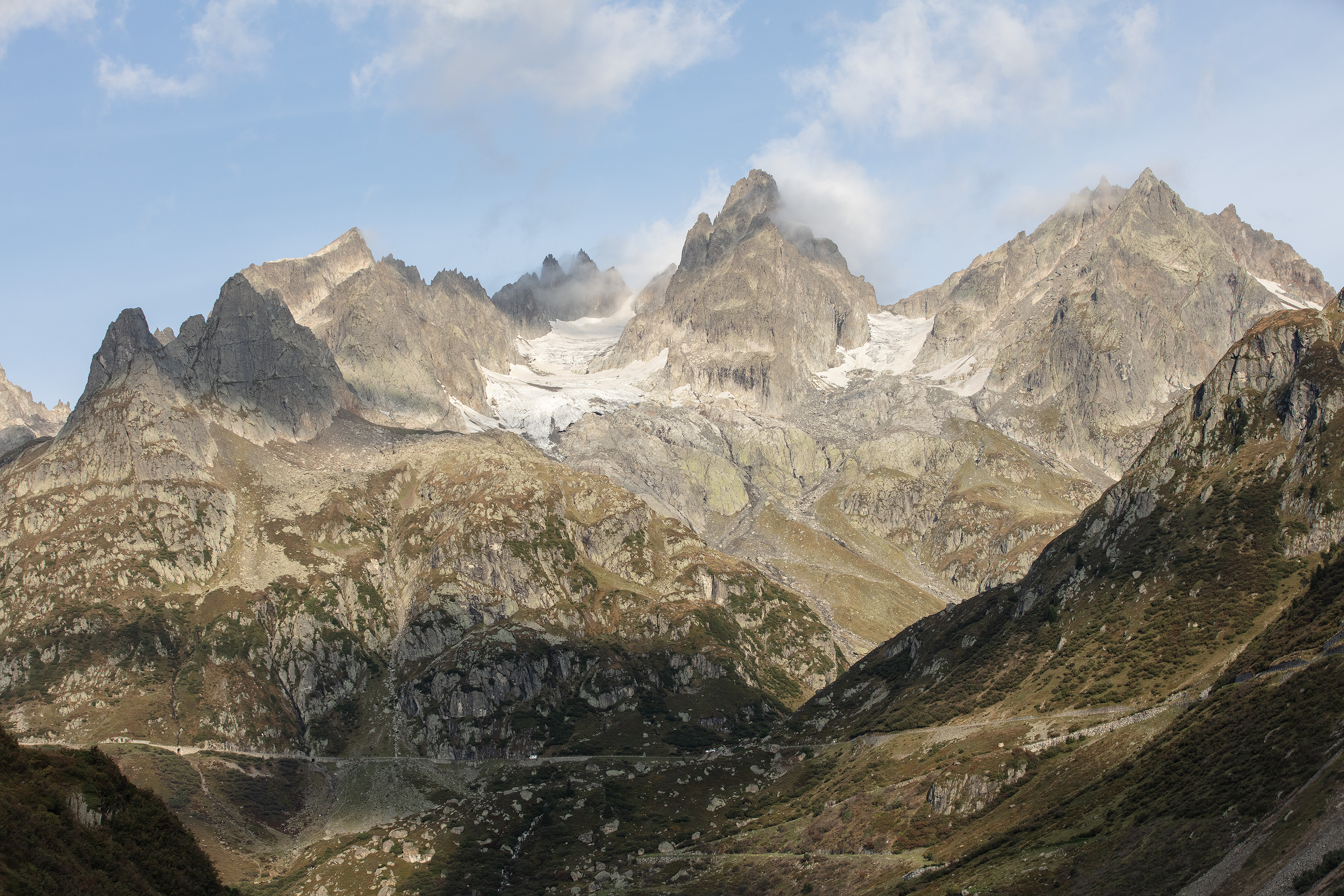 Vue sur la route menant au Susten.