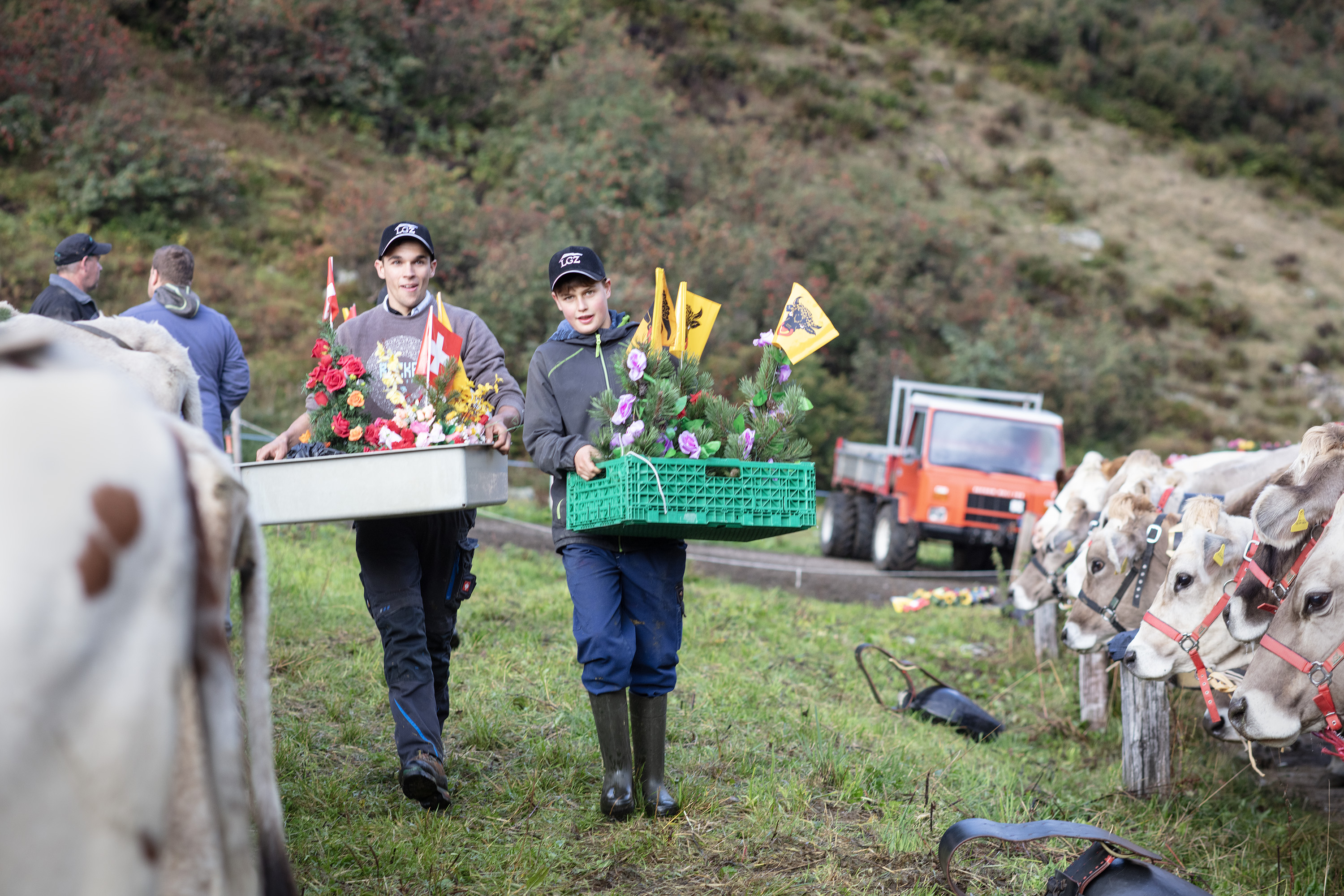 花飾りを運ぶ人
