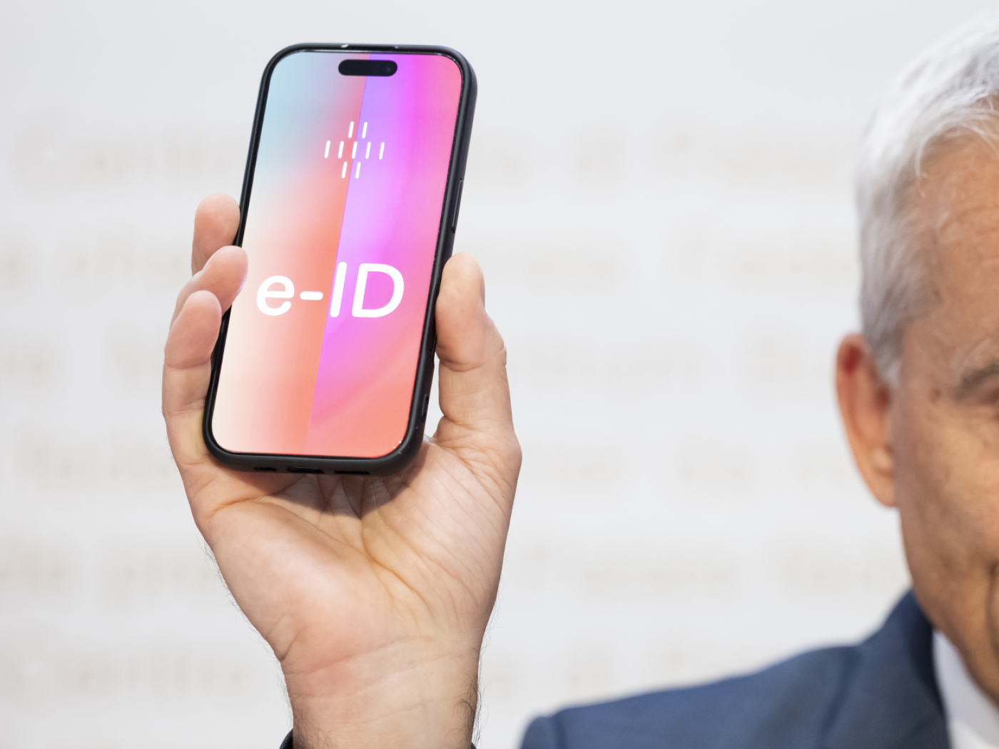 smartphone con scritta e-ID sullo schermo
