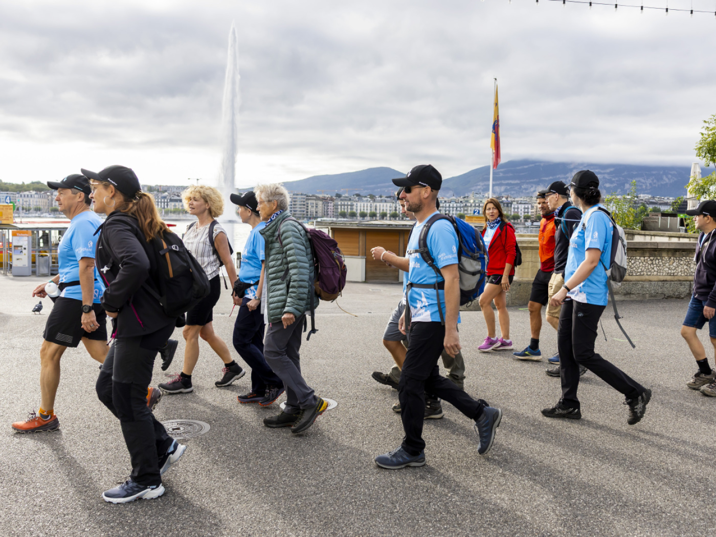 persone camminano