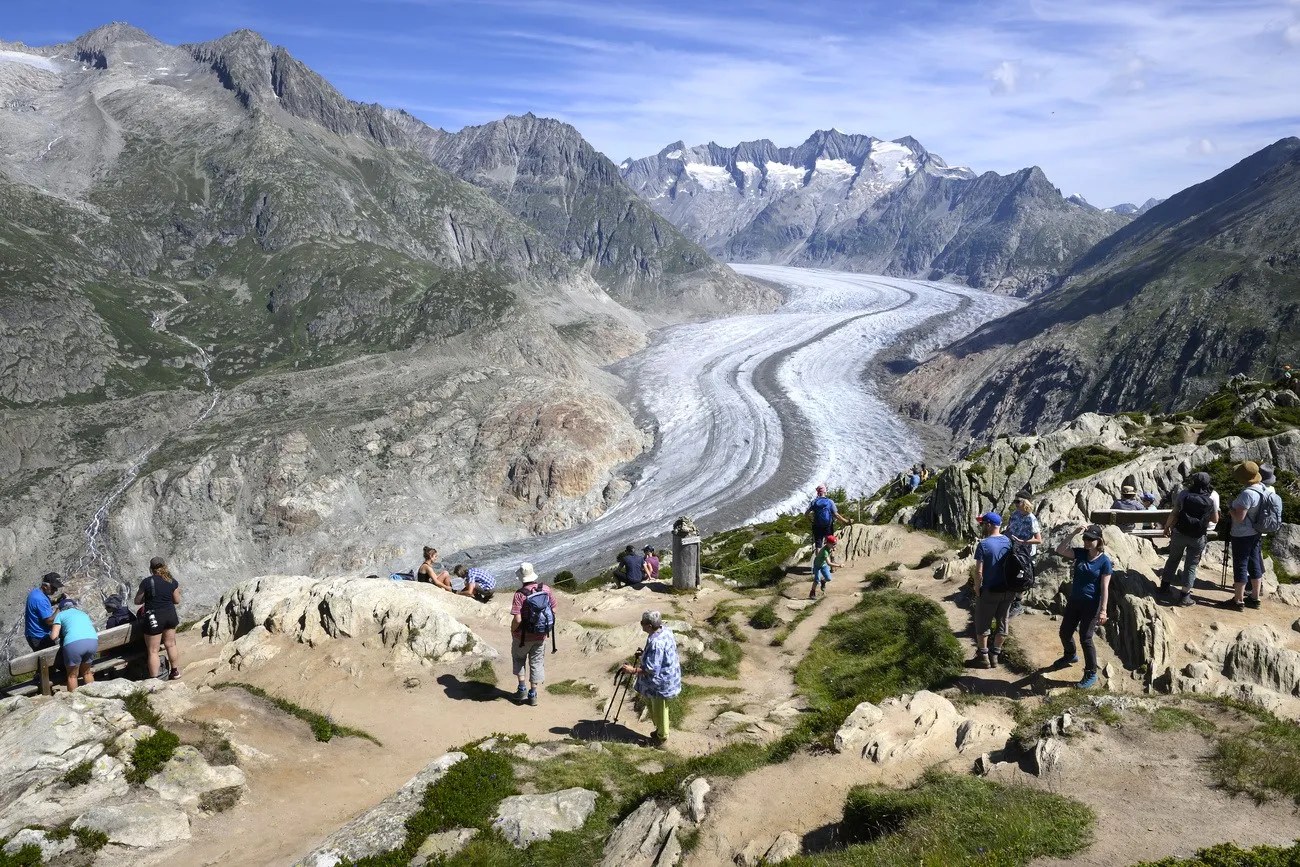 遊客們正在欣賞阿爾卑斯山地區面積最大的阿萊奇冰川(Aletschgletscher)。