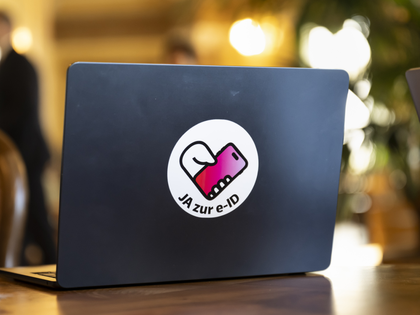 pc portatile con sticker "sì all'e-id"