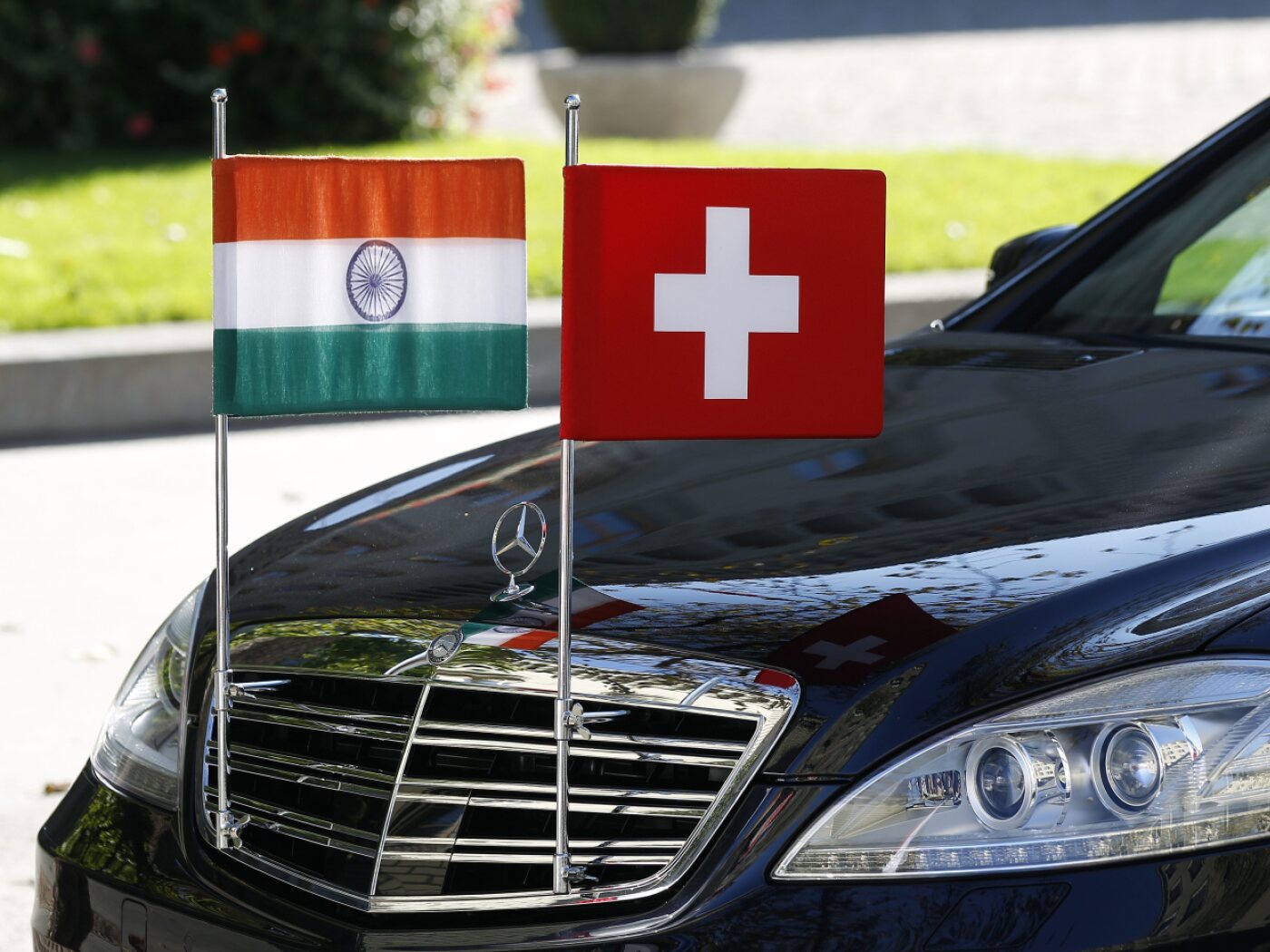 auto con bandiera svizzera e indiana sopra i fari