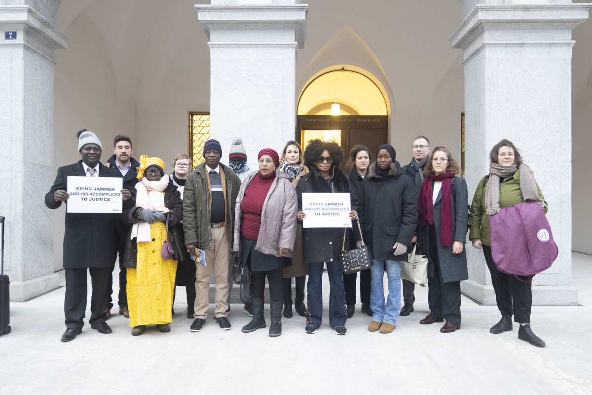 Пострадавшие и их родственники проводят акцию протеста перед зданием Федерального уголовного суда Швейцарии (Bundesstrafgericht) в Беллинцоне (Bellinzona, кантон Тичино) во время процесса над бывшим министром внутренних дел Гамбии Усманом Сонко (Ousman Sonko), 8 января 2024 года. Он был признан виновным в преступлениях против человечности. Keystone / Ti-Press / Pablo Gianinazzi