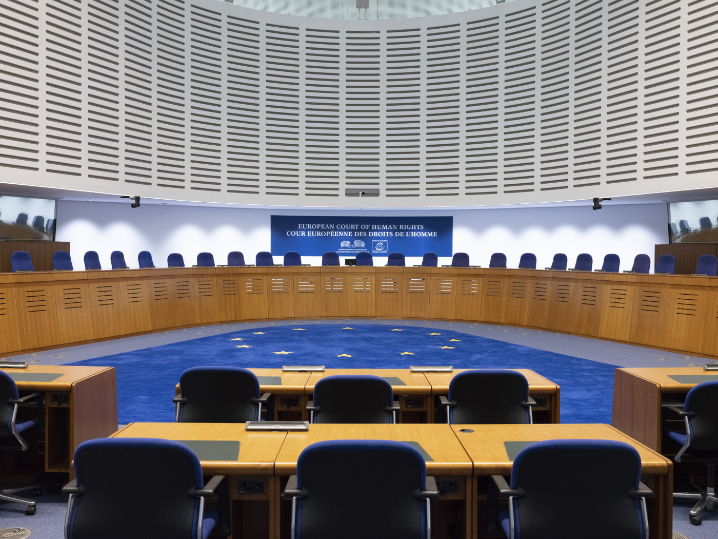 sala vuota della corte europea dei diritti dell'uomo