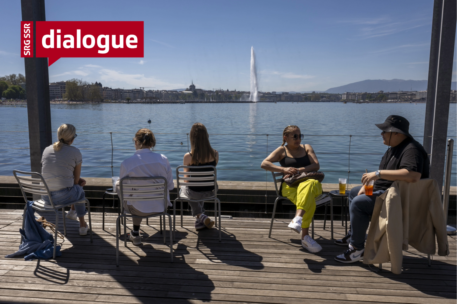 Des gens assis au bord du lac Léman