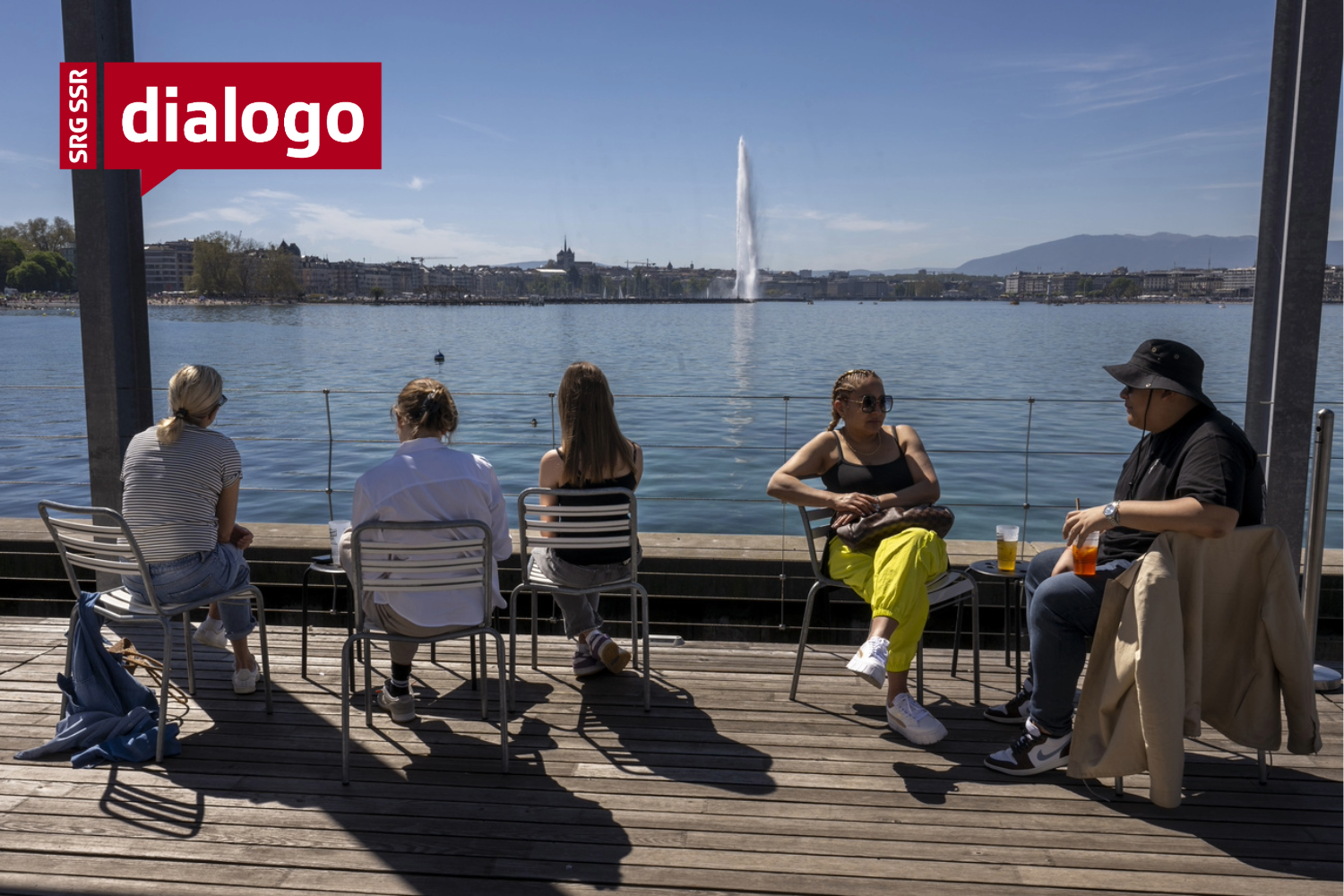 Persone sedute sul Lago Lemano
