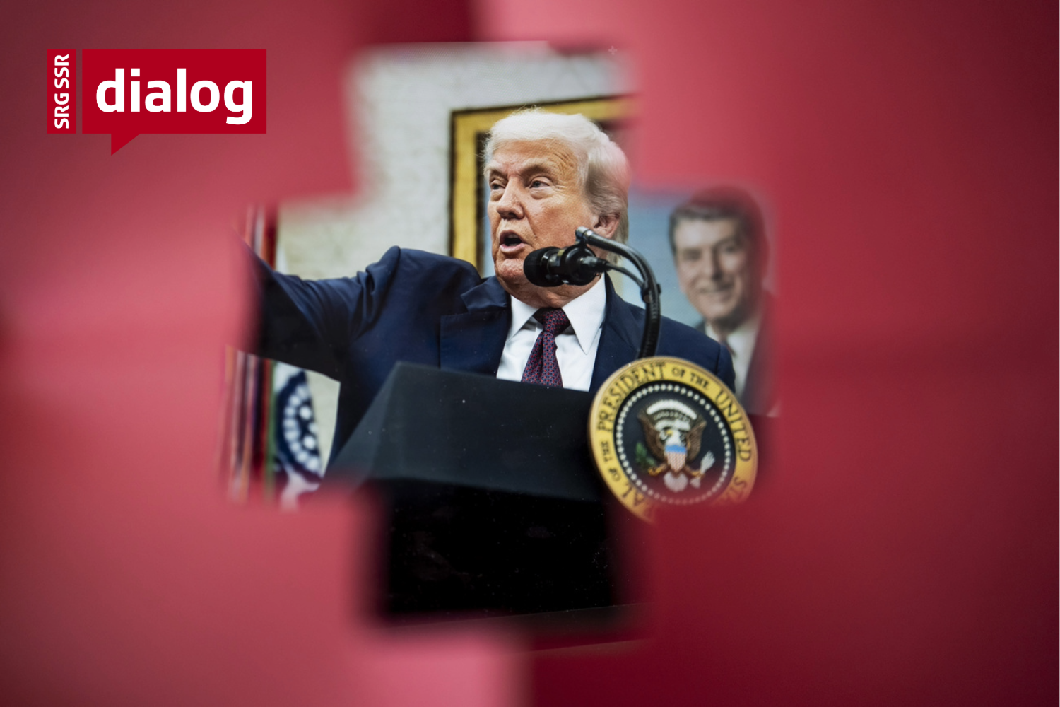 US-Präsident Donald Trump durch ein Schweizerkreuz fotografiert.