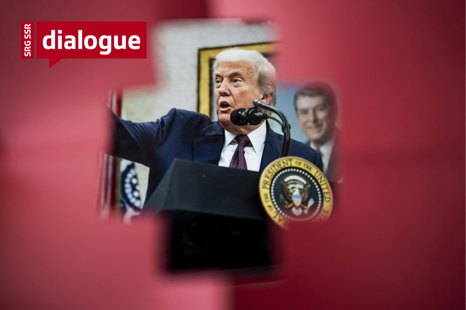 Donald Trump photographié à travers une croix suisse.