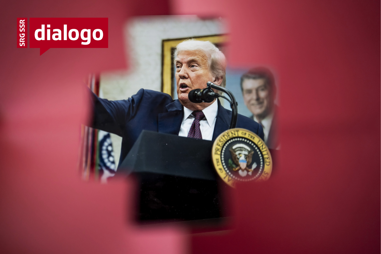 Trump fotografato attraverso una croce svizzera
