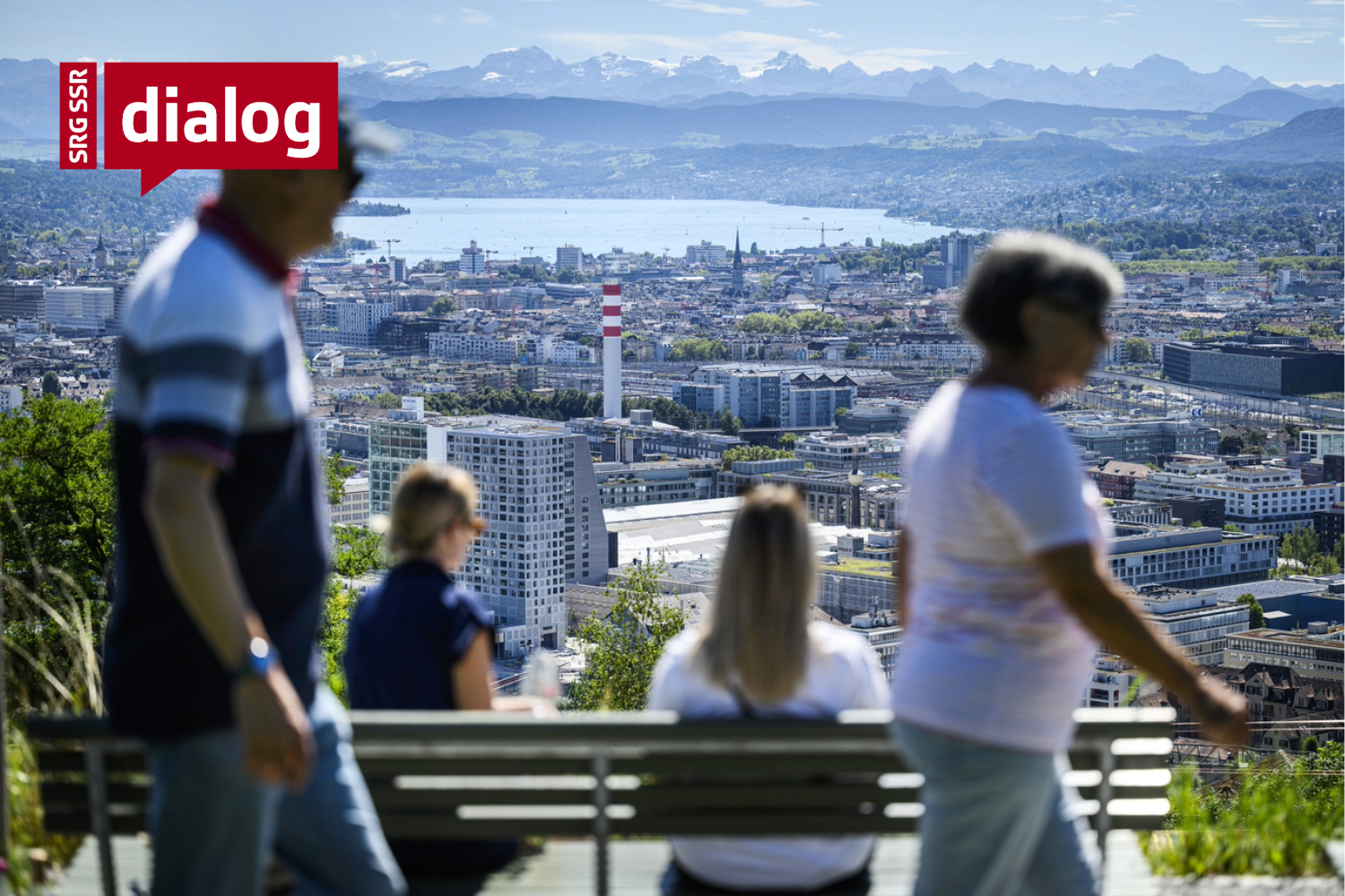 Leute geniessen die Aussicht auf den Zürichsee und die Stadt bei bestem Wetter