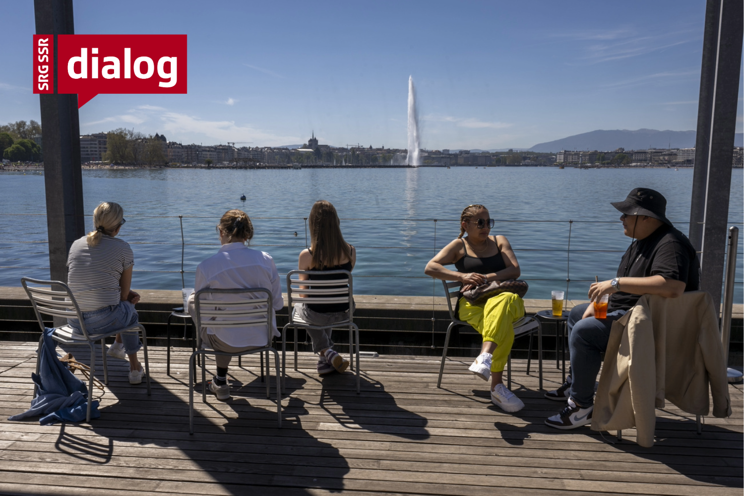 Menschen sitzen am Genfersee