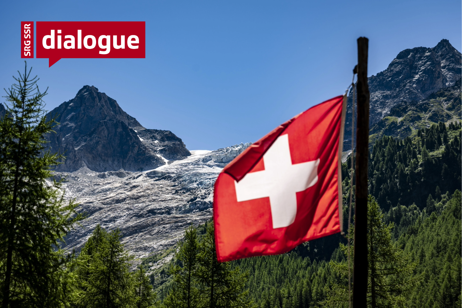 Drapeau suisse devant une montagne