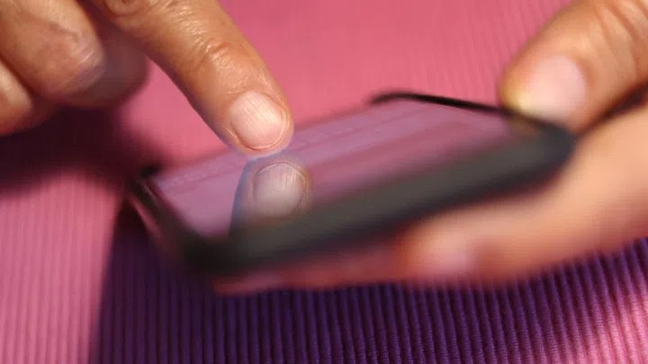 Smartphone in den Händen einer Person