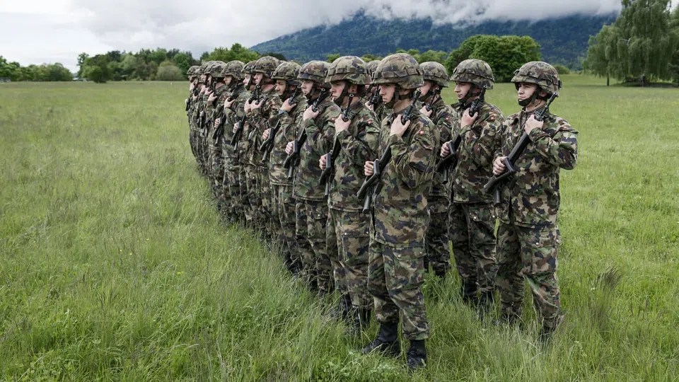 Soldats suisses au garde-à-vous