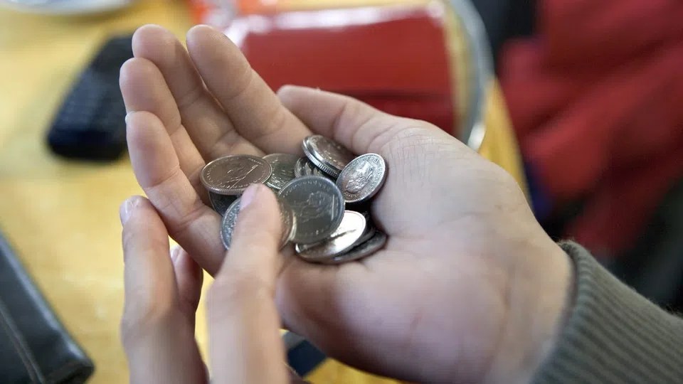 des pièces de monnaie dans une main