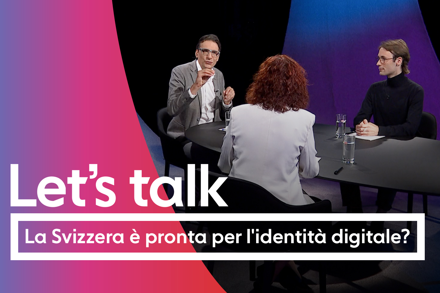 persone attorno a un tavolo