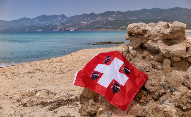Una bandiera svizzera su una spiaggia sarda