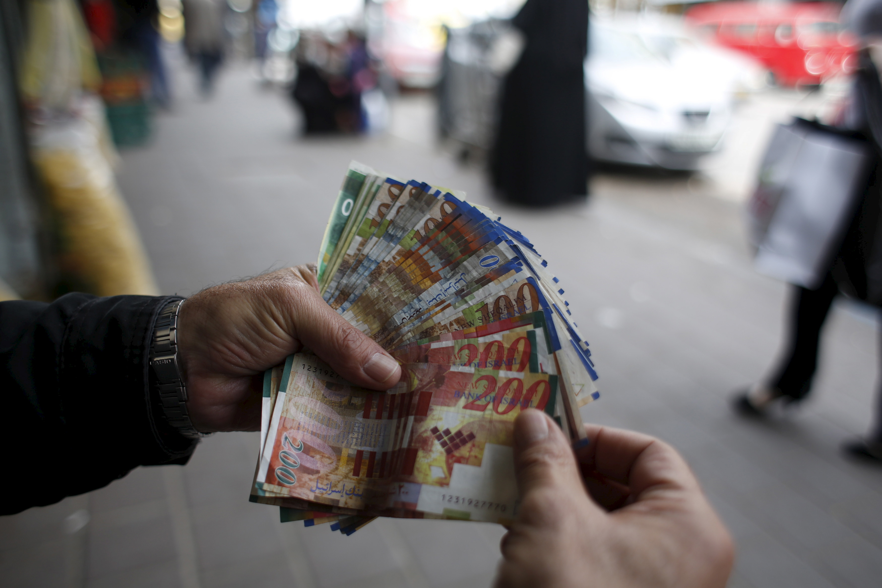 اقتصاد الضفة الغربية ينهار وسط حديث خطة ترامب عن بناء دولة فلسطينية