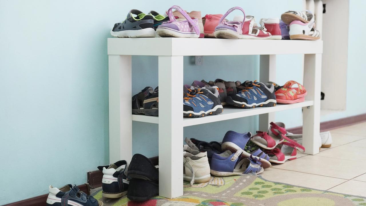 Schuhregal mit Kinderschuhen