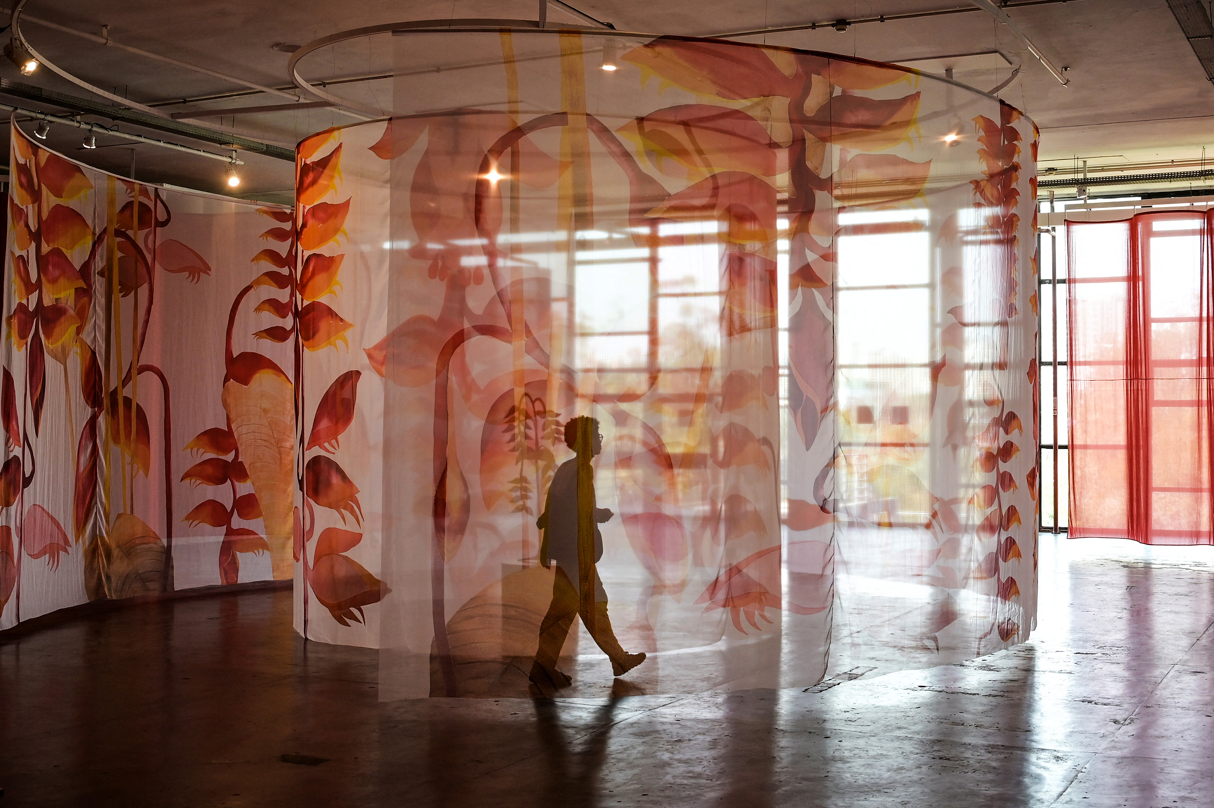 visitatore in installazione artistica