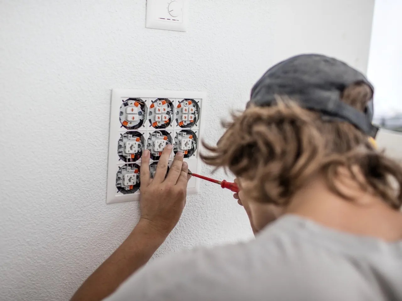 هناك عدد قليل جداً من الكهربائيين في مجال البناء. وهذا يجعل التدريب المهني أكثر أهمية.