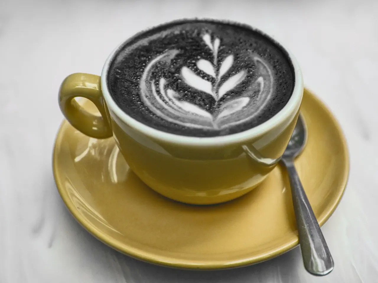A "flat white" or other coffee drinks can also be prepared with charcoal.