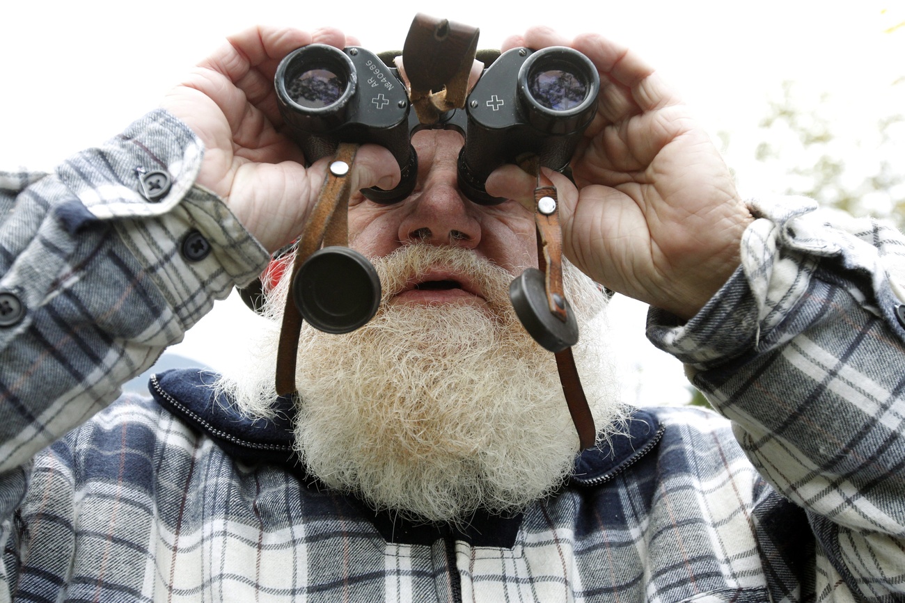 Persona guarda atraverso un binocolo