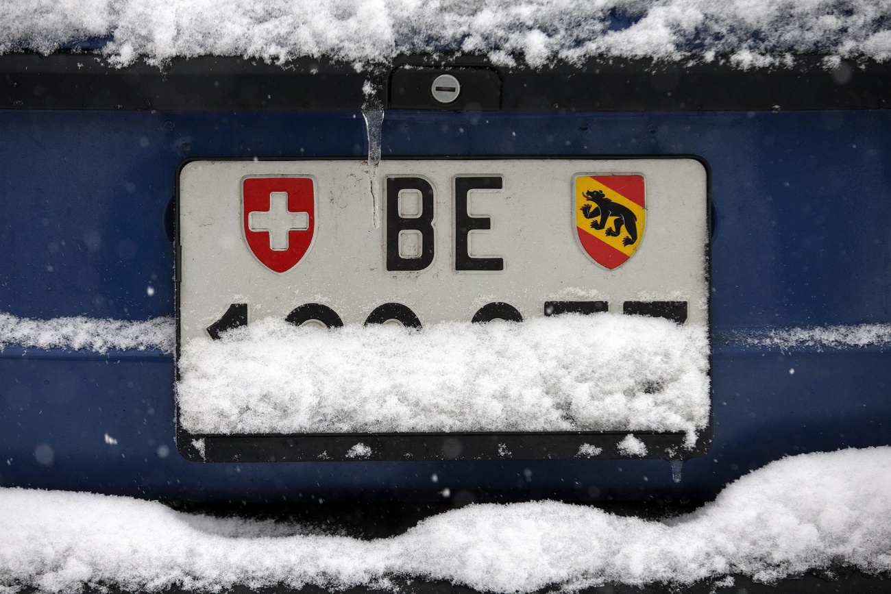 Ein verschneites Nummernschild