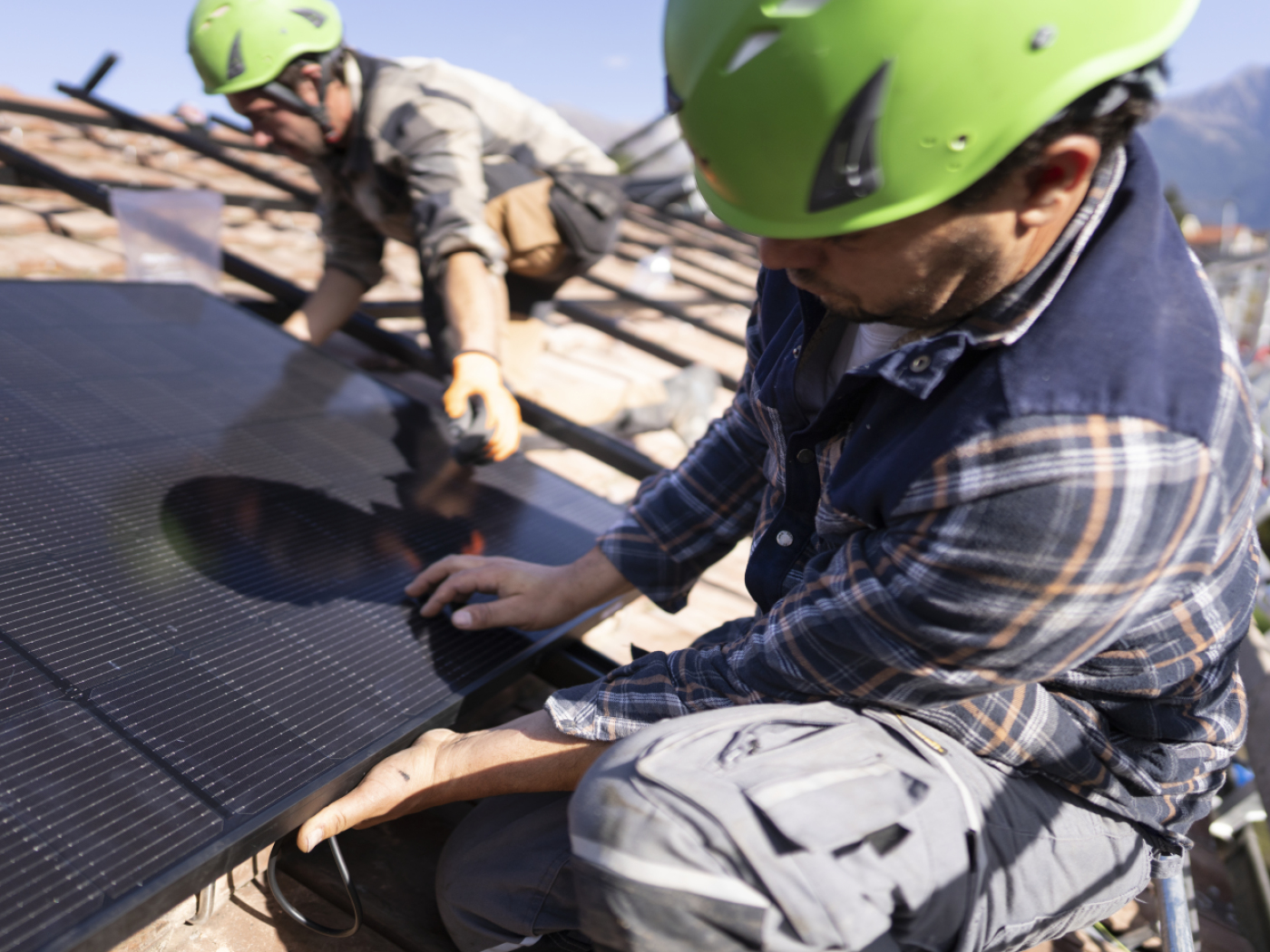 operai installano pannello solare