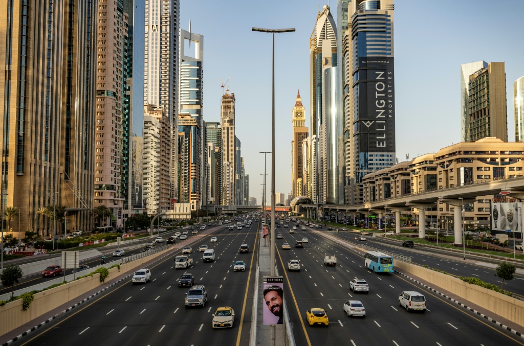 طرق دبي تفتتح جسرا يربط شارع الشيخ زايد بمول الإمارات