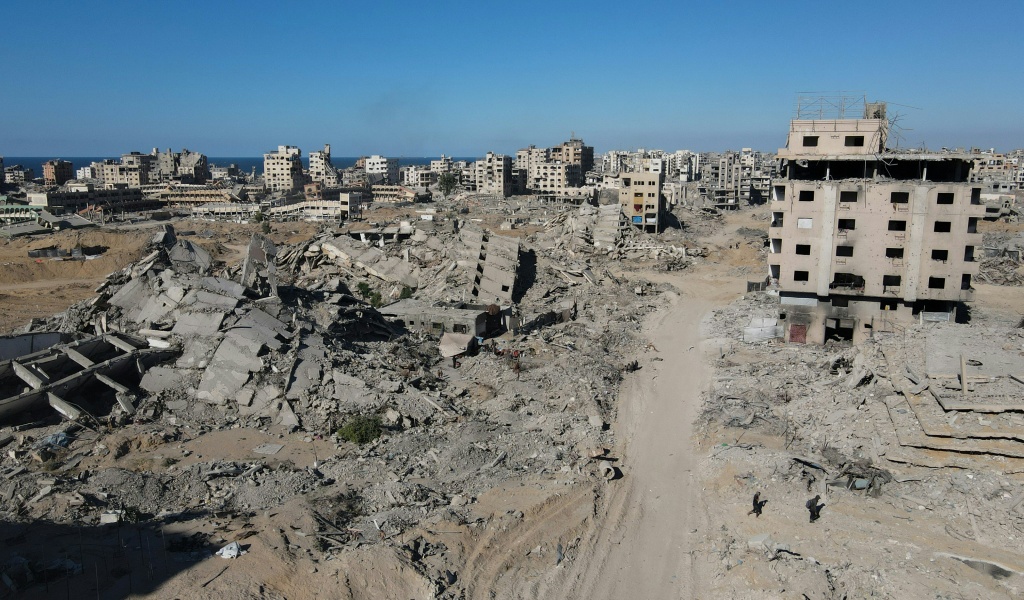 غزيون ينصبون خيامهم على أنقاض منازلهم المدمرة