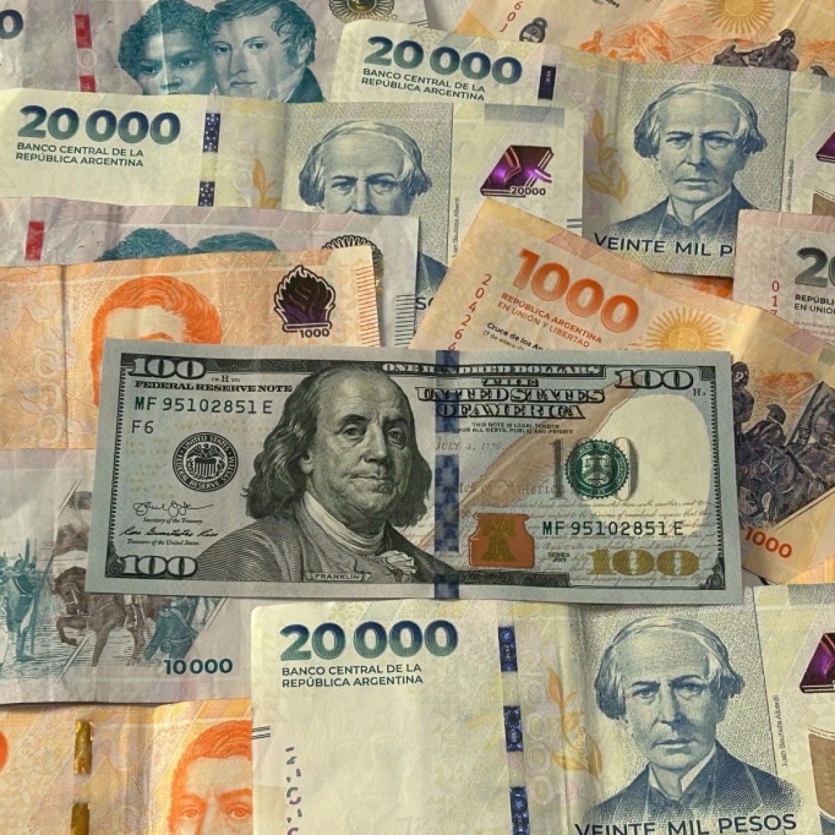 Peso argentino bajo presión a días de elecciones legislativas cruciales para Milei - SWI swissinfo.ch