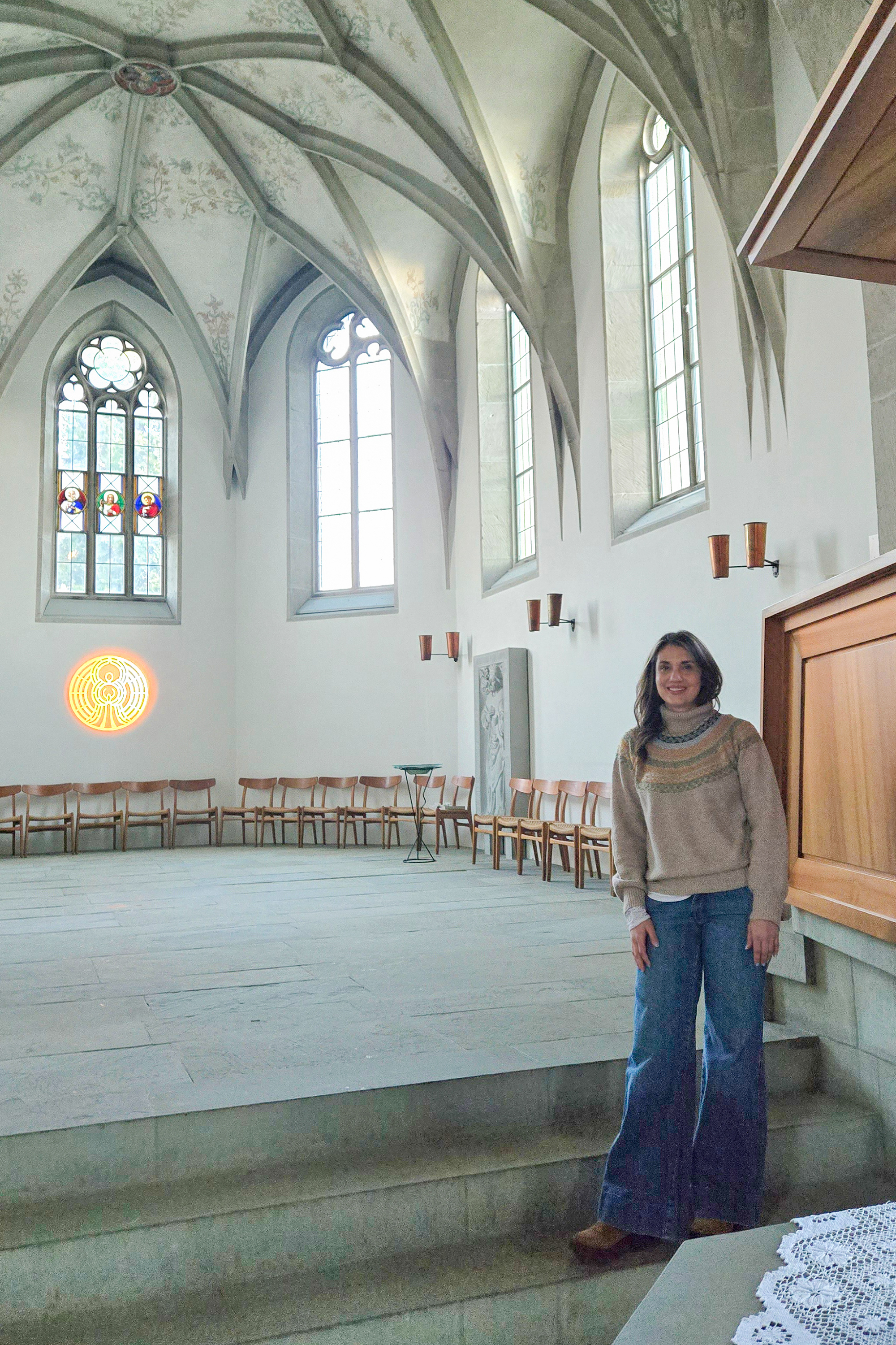 Eine Frau in einer reformierten Kirche