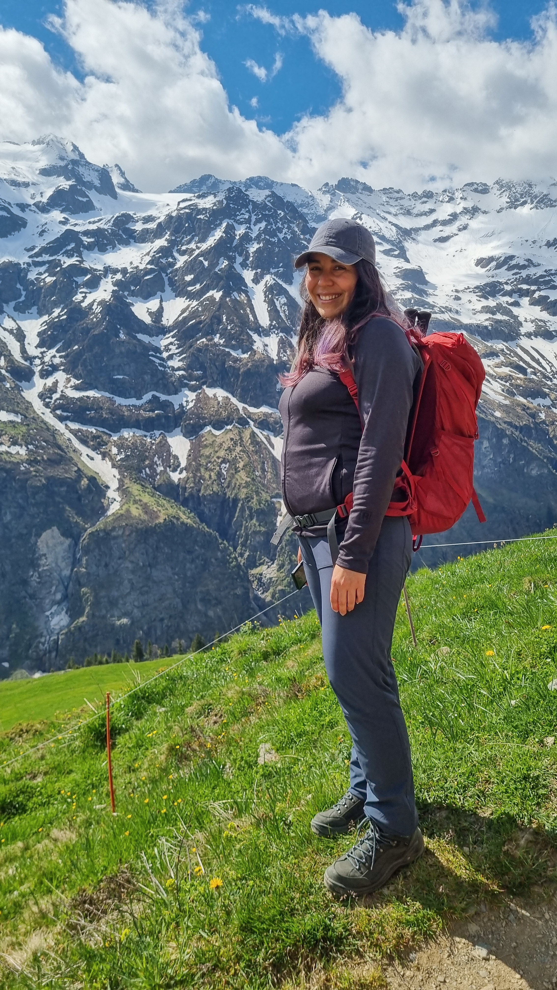 donna con montagne in secondo piano