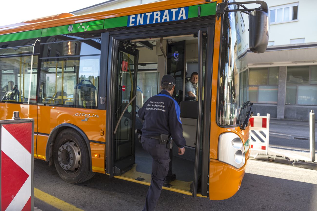 Un bus italiano alla frontiera svizzera.
