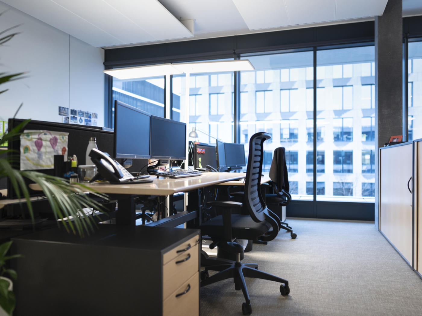 Number of vacancies is falling, AI has an impact in offices