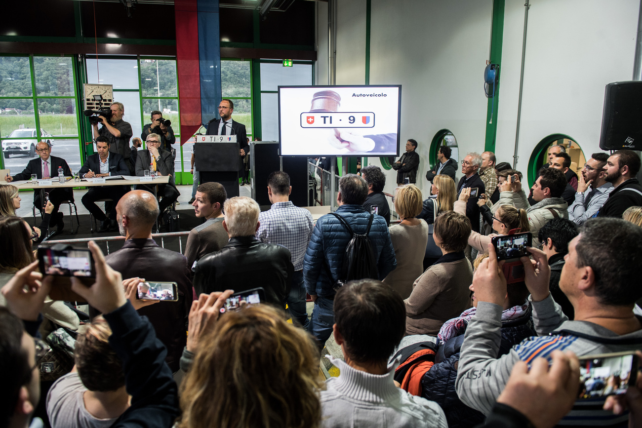 Vente aux enchères de plaques minéralogiques.