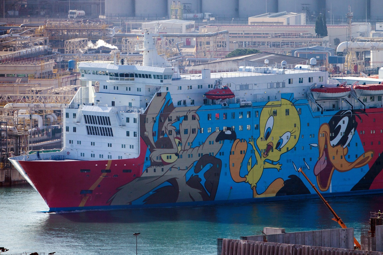 Crucero llega a Barcelona repleto de turistas.