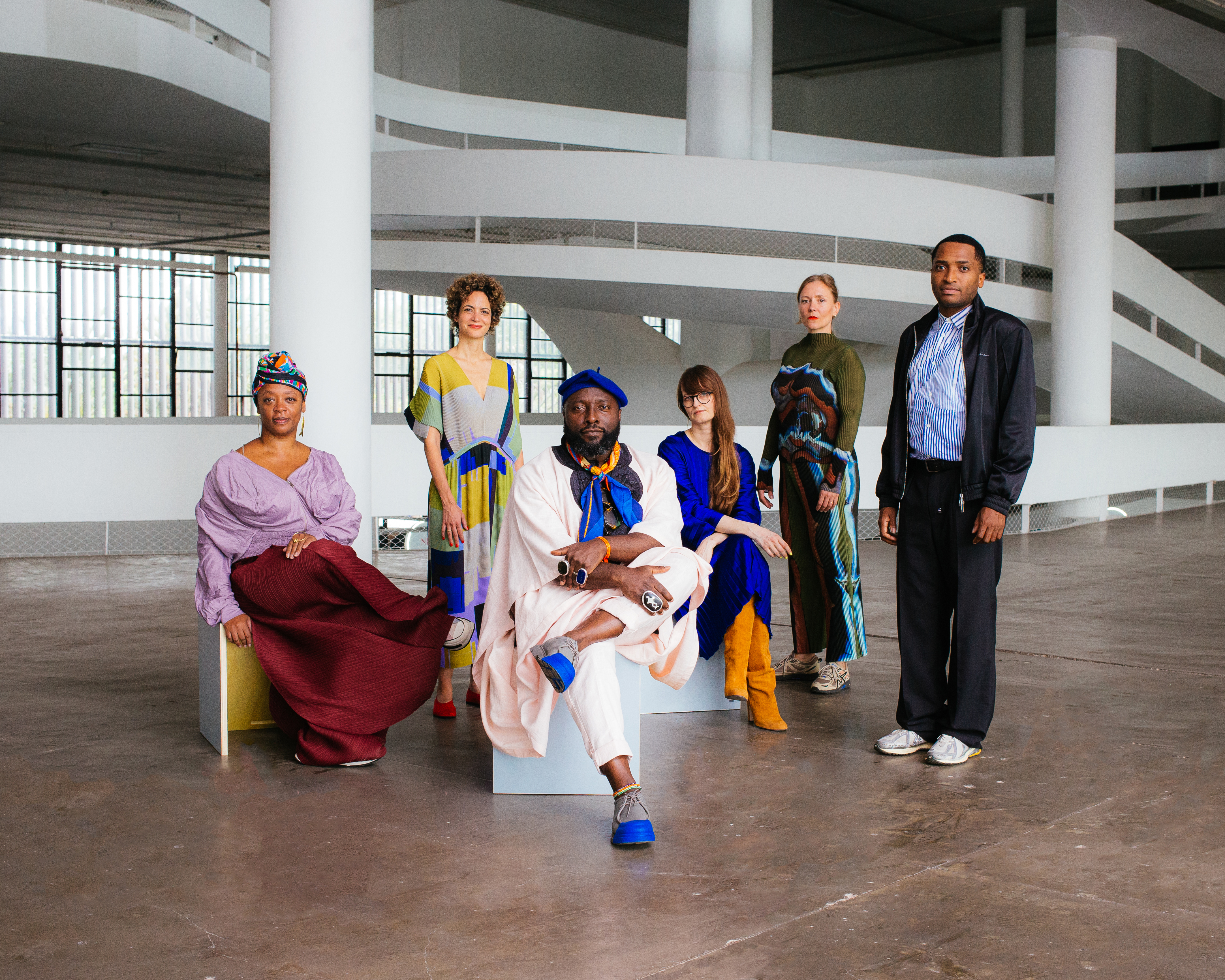Equipe conceitual da 36.a Bienal de São Paulo, da esq. para a dir.: Keyna Eleison, Alya Sebti, Bonaventure Soh Bejeng Ndikung, Henriette Gallus, Anna Roberta Goetz e Thiago de Paula Souza.