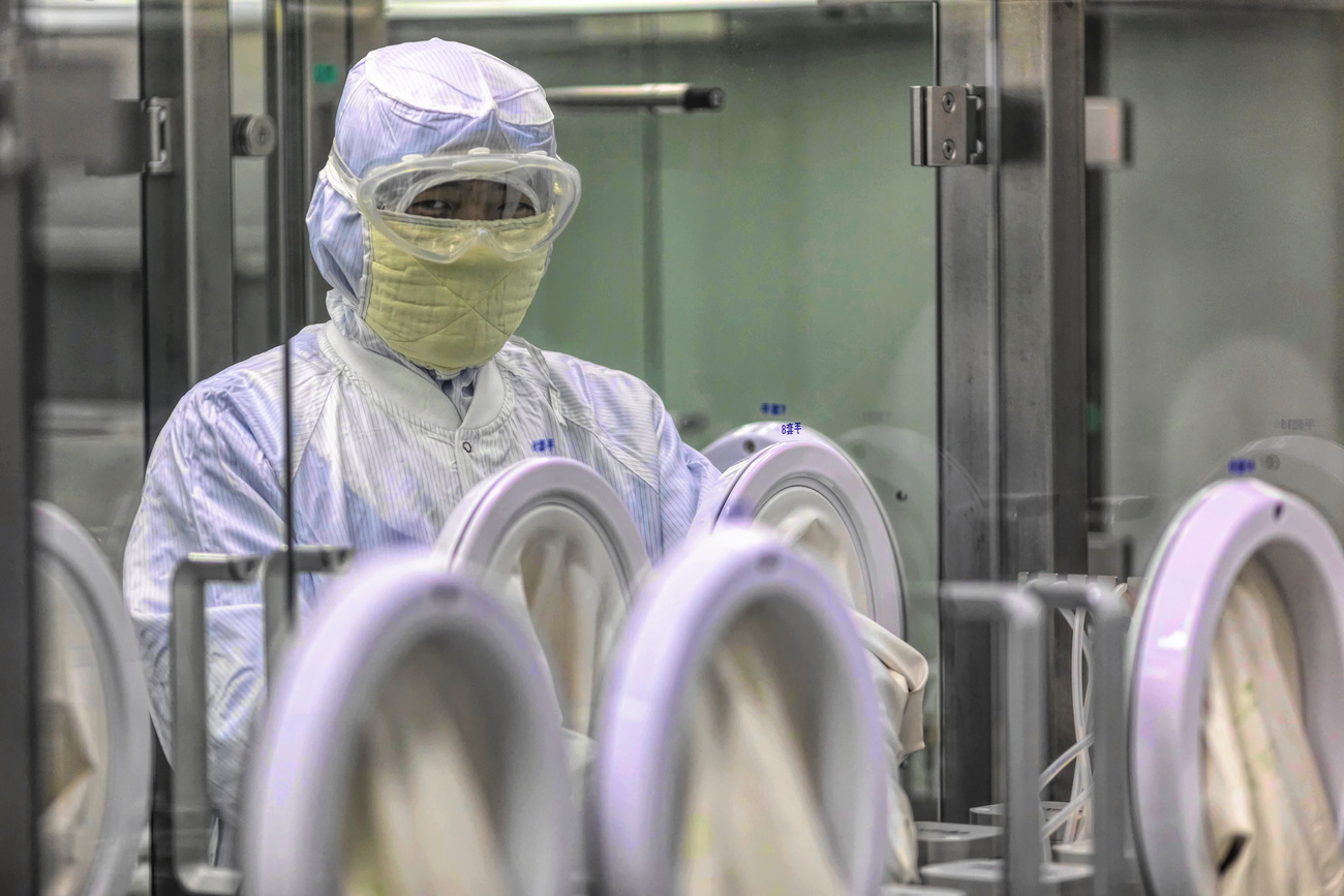 Persona en laboratiorio.