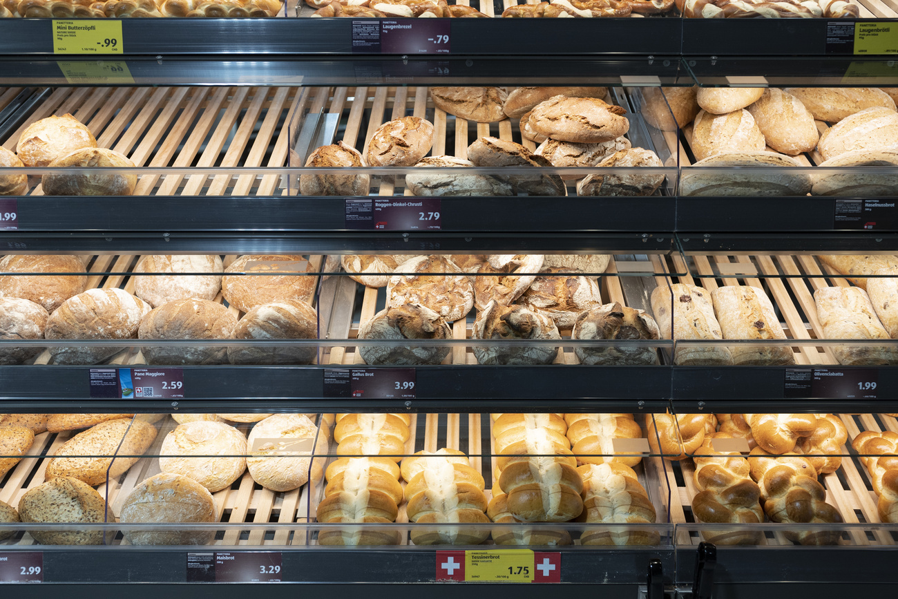 Brote in der Auslage einer Bäckerei
