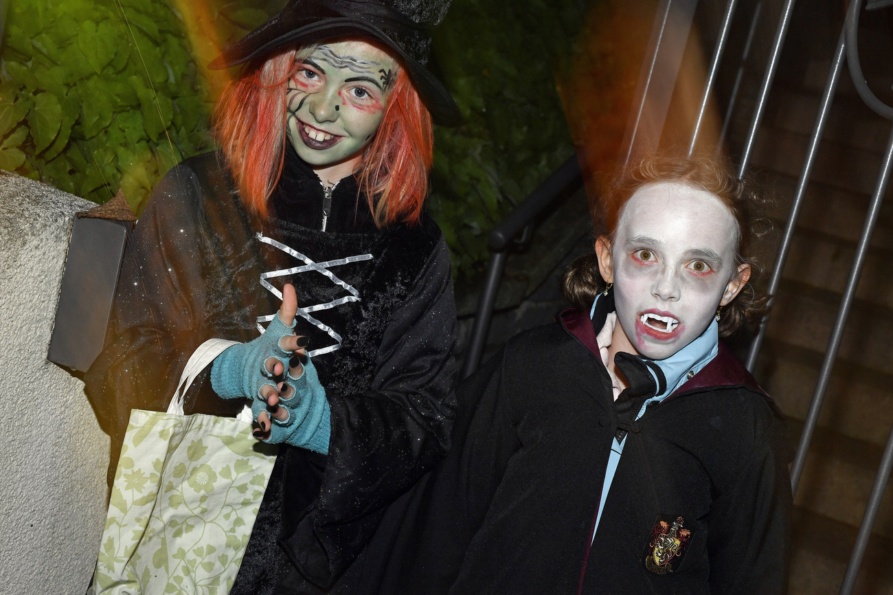 bambini mascherati per halloween