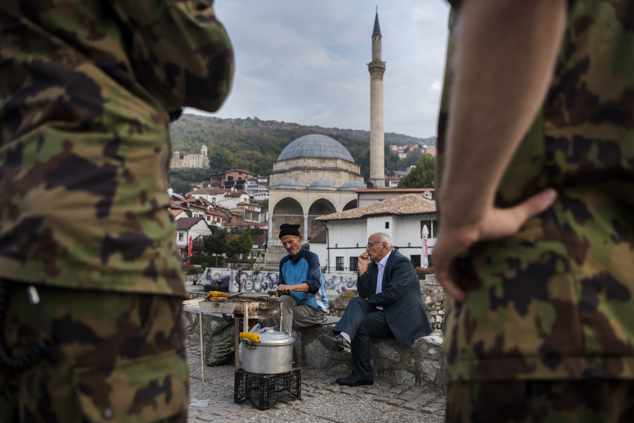 أعلنت كوسوفو استقلالها عام 2008 بدعم من الولايات المتحدة والاتحاد الأوروبي، وهو ما اعترفت به سويسرا سريعًا، لتصبح من أوائل الدول التي دعمت سيادتها .